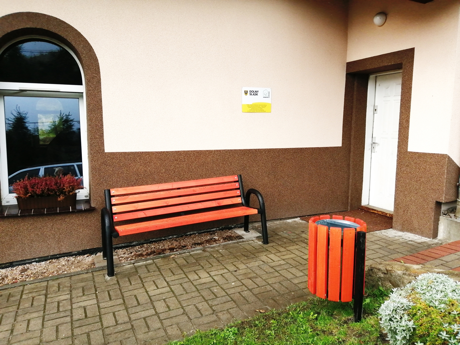Ławka przed salą w Sokolcu