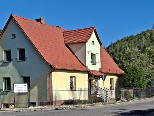 Dawny mały zajazd Franza Scholza obecnie siedziba Przedszkola Samorządowego (autor E. Kawałkowa) Dawny mały zajazd Franza Scholza obecnie siedziba Przedszkola Samorządowego (autor E. Kawałkowa)