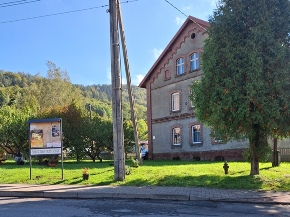 2. Dom nr 211 z miejscem dawnych ogr&oacute;dk&oacute;w (autor E. Kawałkowa)
