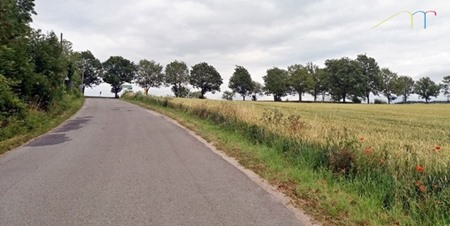 Droga z Bożkowa na przystanek autobusowy