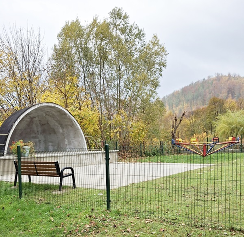 Muszla koncertowa i karuzela z dawnego ogródka jordanowskiego (autor E. Kawałkowa) Muszla koncertowa i karuzela z dawnego ogródka jordanowskiego (autor E. Kawałkowa)