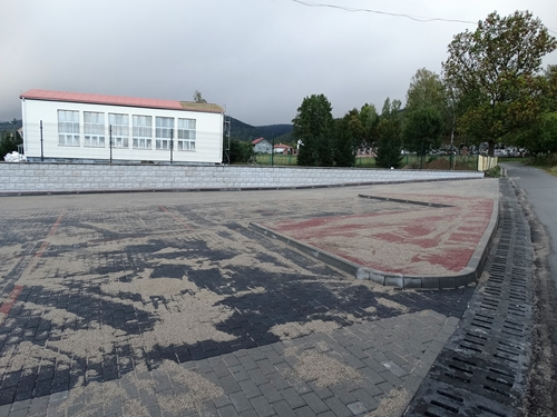 Parking w Jugowie w centrum Parking w Jugowie w centrum
