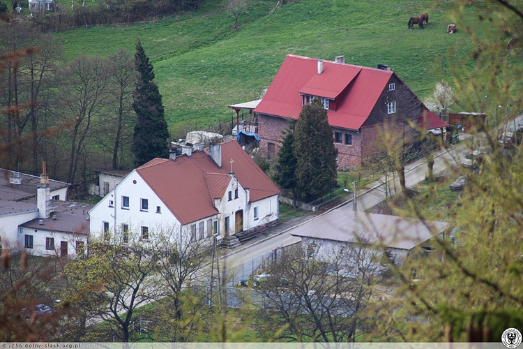 2. Archiwalne zdjęcie dolnego budynku szkoły z dobud&oacute;wki z 1970 r. (polska-org.pl)