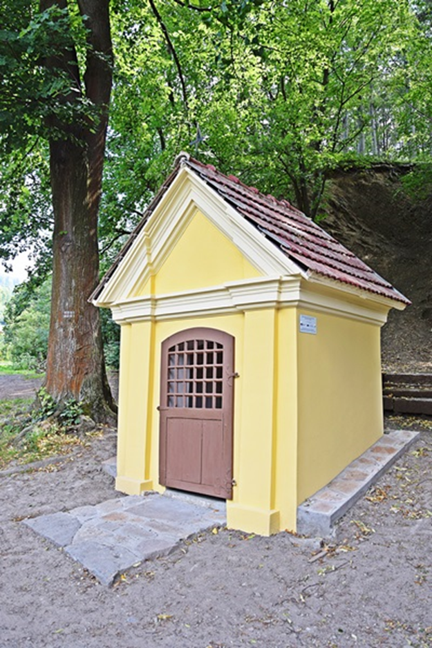 Kapliczka Maryjna z 1699 r. Fot. B. Adamska Kapliczka Maryjna z 1699 r. Fot. B. Adamska