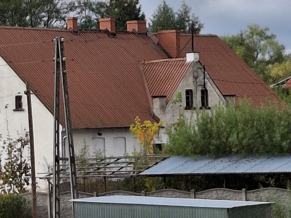 5. Krzyż na szczycie facjaty nad wejściem gł&oacute;wnym, 2024 r. (autor E. Kawałkowa)